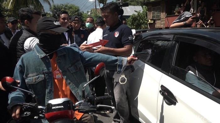 1762192411094-rekonstruksi-tersangka-darussalam-menembak-korban-di-jalan-poros-sumarrang-desa-lagi-agi-kecamatan-campalagian-polman-1762178731899_169