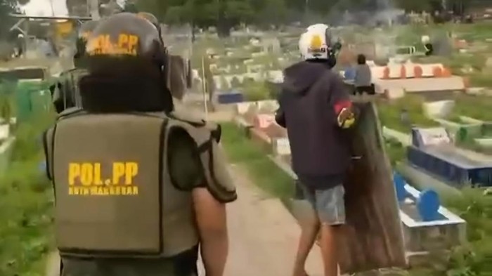 1762192485826-anggota-satpol-pp-makassar-saat-pengamanan-bentrokan-warga-di-pekuburan-beroanging-1762176732084_169