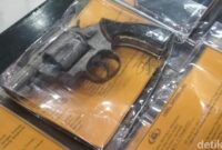 1762192519204-barang-bukti-pistol-yang-diamankan-polisi-dalam-kasus-penembakan-di-polman-1762174790144_169