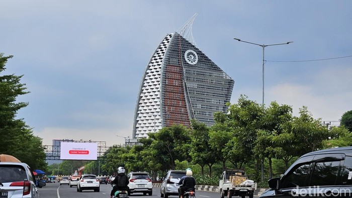 1762235848940-menara-phinisi-universitas-negeri-makassar-1756264120897_169