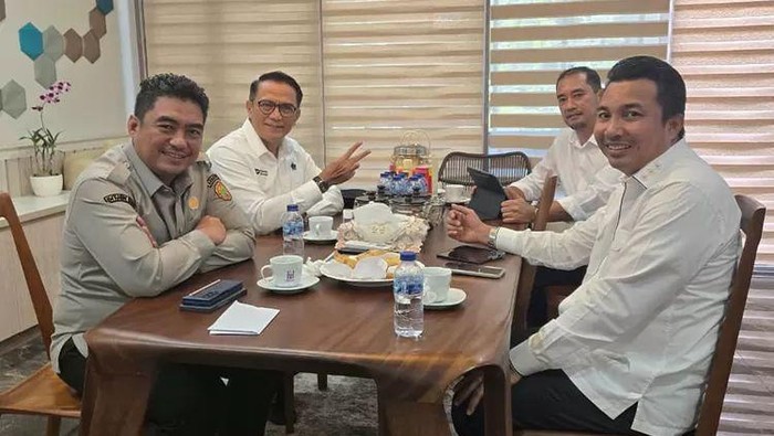 1762257649476-bupati-luwu-utara-andi-ibrahim-saat-menemui-dirjen-perkebunan-kementan-abdul-roni-angkat-dokumen-istimewa-1762249210803_169