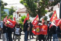 1762257743197-massa-aksi-yang-terdiri-dari-buruh-kiba-mendesak-majelis-hakim-pn-makassar-berpihak-ke-buruh-dalam-memutuskan-perkara-gugatan--1762141050953_169