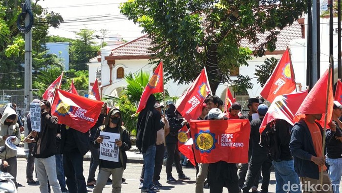 1762257743197-massa-aksi-yang-terdiri-dari-buruh-kiba-mendesak-majelis-hakim-pn-makassar-berpihak-ke-buruh-dalam-memutuskan-perkara-gugatan--1762141050953_169