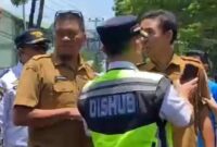 1762257777068-kepsek-dan-guru-smpn-2-makassar-cekcok-dengan-petugas-gegara-mobilnya-digembok-1762235847737_169