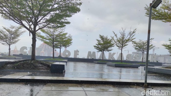 1762279336652-ilustrasi-cuaca-hujan-di-kota-makassar-3_169