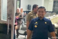 1762298734452-wali-kota-parepare-tasming-hamid-usai-dipanggil-dprd-terkait-hak-interpelasi-1762232207426_169