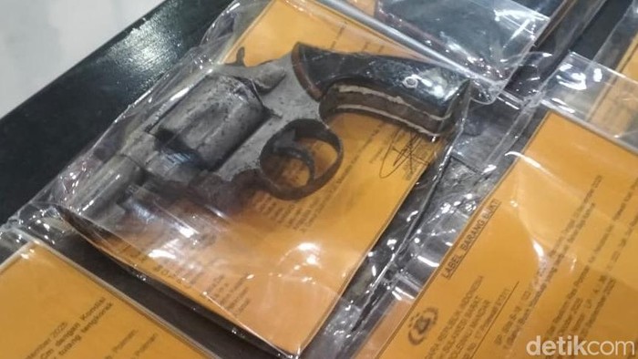 1762322150208-barang-bukti-pistol-yang-diamankan-polisi-dalam-kasus-penembakan-di-polman-1762174790144_169