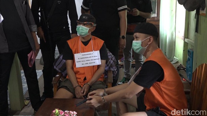 1762322155827-tersangka-kakak-beradik-ahmad-faizal-dan-darussalam-memperagakan-adegan-merencanakan-penembakan-di-polman-1762181646315_169