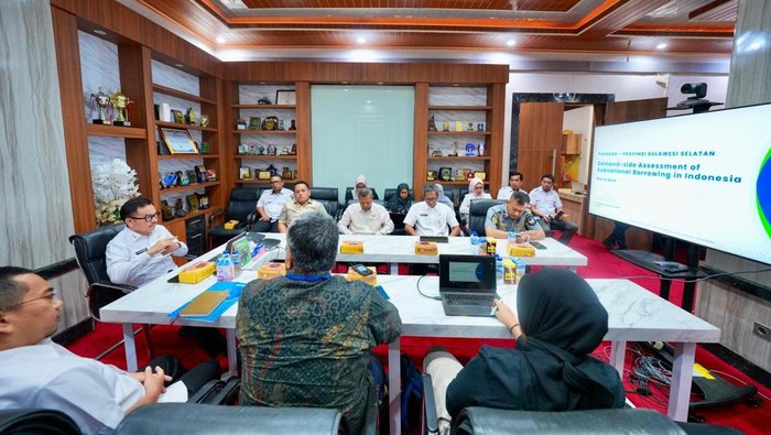 1762408899833-sekda-sulsel-jufri-rahman-saat-menerima-kedatangan-tim-wolrd-bank-bank-dunia-1762390973324_169