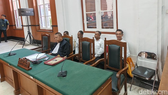 1762408905499-terdakwa-kasus-dugaab-makar-papua-menjalani-sidang-di-pn-makassar-1758603056179_169