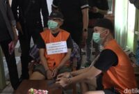 1762409094278-tersangka-kakak-beradik-ahmad-faizal-dan-darussalam-memperagakan-adegan-merencanakan-penembakan-di-polman-1762181646315_169