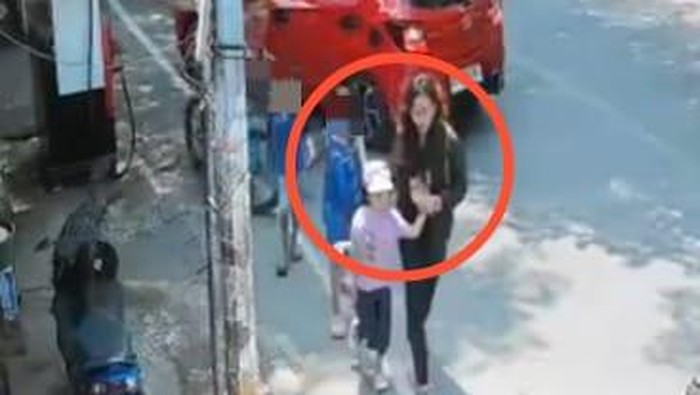 1762430527706-tangkapan-layar-rekaman-cctv-saat-bilqis-diduga-diculik-wanita-1762322343423_169