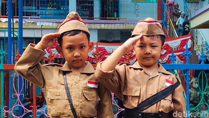 1762451800765-siswa-tk-di-cimahi-pawai-memperingati-hari-pahlawan-pada-jumat-101120230_169