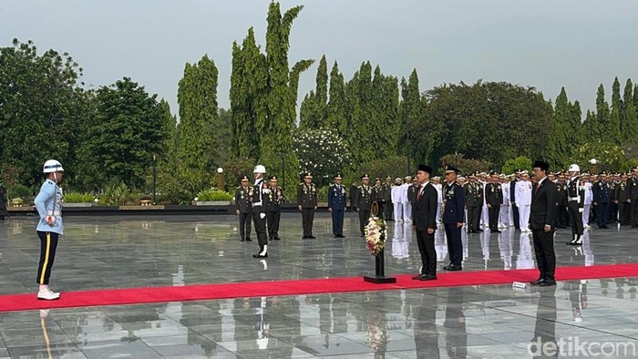 1762451839755-wakil-presiden-gibran-rakabuming-raka-memimpin-upacara-ziarah-nasional-di-tmp-kalibata-jakarta-selatan-dalam-rangka-memperinga_169