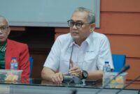 1762451852413-ketua-senat-akademik-unhas-baharuddin-thalib-saat-menyerahkan-3-nama-calon-rektor-ke-mwa-1762439625595_169