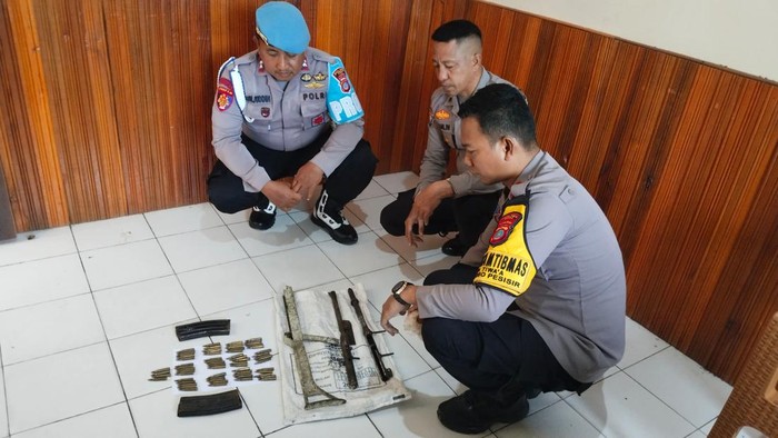 1762451903752-puluhan-butir-amunisi-dua-magazen-ss1-serta-senjata-rakitan-ditemukan-oleh-warga-di-kecamatan-poso-pesisir-kabupaten-poso-1762439216968_169