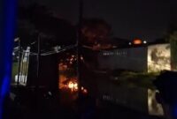 1762452064282-bentrok-mengakibatkan-rumah-warga-terbakar-akibat-bom-molotov-di-di-kecamatan-tallo-makassar-1762431397602_169