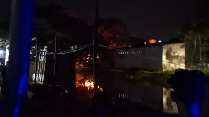 1762452064282-bentrok-mengakibatkan-rumah-warga-terbakar-akibat-bom-molotov-di-di-kecamatan-tallo-makassar-1762431397602_169