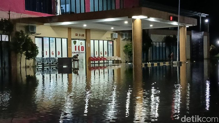 1762452074930-banjir-rob-merendam-rs-bhayangkara-hoegeng-iman-santoso-di-kabupaten-mamuju-1762430796391_169