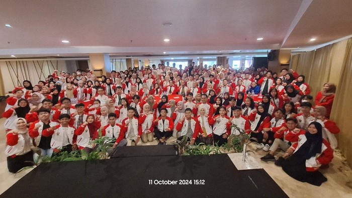 1762516517272-tim-unhas-makassar-saat-menyabet-juara-umum-pimnas-ke-37-di-unair-pada-2024-dokumen-istimewa-1762505622876_169