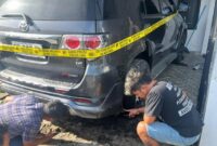 1762516528157-polisi-melakukan-olah-tempat-kejadian-perkara-dari-kasus-pembakaran-satu-unit-mobil-milik-pengurus-demokrat-sinjai-1762258626015_169