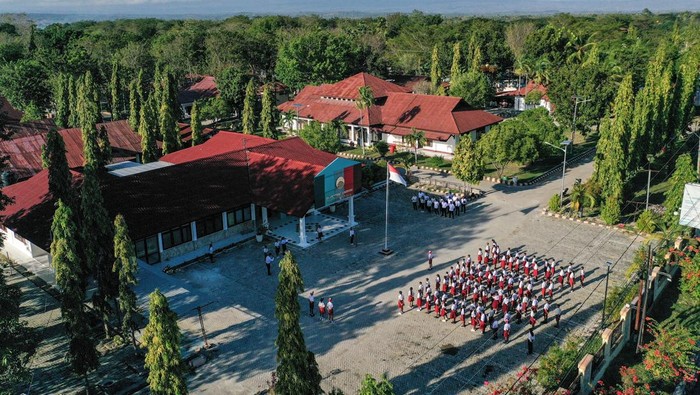 1762537718558-melihat-pelaksanaan-hari-pertama-sekolah-rakyat-di-berbagai-daerah-1752490125268_169