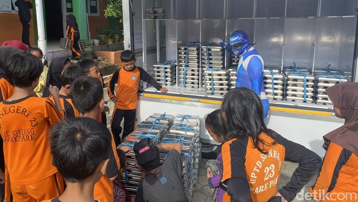 1762537943731-pria-berkostum-power-rangers-antar-mbg-di-parepare-1762517778159_169