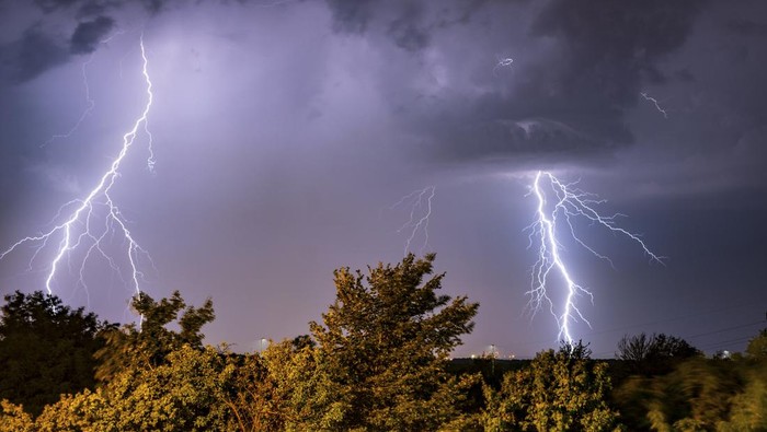 1762580993295-ilustrasi-petir_169