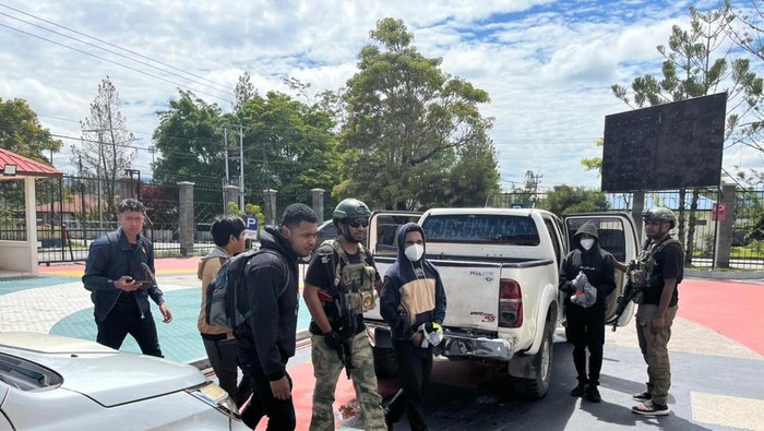 1762602571223-anggota-kkb-aris-pahabol-diserahkan-ke-jaksa-1762592043328_169