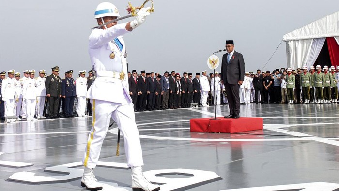 1762624329501-ketua-mpr-peringati-hari-pahlawan-di-kri-semarang_169