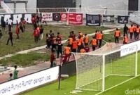 1762667673095-penonton-memasuki-area-lapangan-jelang-babak-kedua-psm-makassar-vs-madura-united-dimulai-di-stadion-gelora-bj-habibie-1762078511264_169