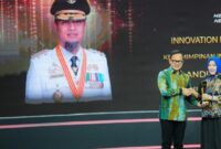 1762667761556-wagub-sulsel-fatmawati-rusdi-mewakili-gubernur-sulsel-andi-sudirman-sulaiman-menerima-penghargaan-pemimpin-inovatif-dan-transf-1762655224088_169