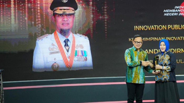 1762667761556-wagub-sulsel-fatmawati-rusdi-mewakili-gubernur-sulsel-andi-sudirman-sulaiman-menerima-penghargaan-pemimpin-inovatif-dan-transf-1762655224088_169