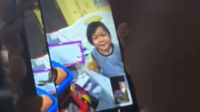 1762667870982-bilqis-4-saat-video-call-dengan-orang-tuanya-dari-makassar-usai-ditemukan-selamatdi-jambi-1762653424685_169