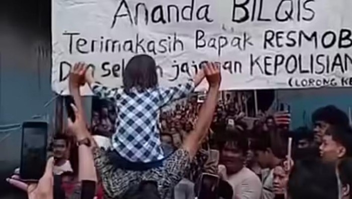 1762689150192-momen-balita-bernama-bilqis-4-digendong-ayahnya-saat-disambut-kedatangannya-oleh-warga-di-makassar-1762685106114_169