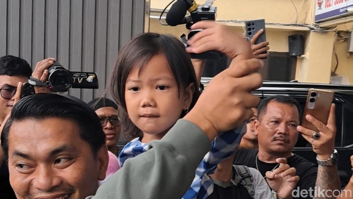 1762689195081-balita-bernama-bilqis-4-tiba-di-makassar-usai-dilaporkan-hilang-dan-ditemukan-di-jambi-1762670247948_169