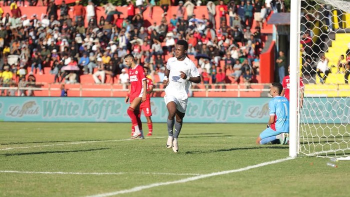 1762689206597-striker-psm-makassar-abu-kamara-mencetak-gol-ke-gawang-semen-padang-dalam-laga-super-league-20252026-di-stadion-h-agus-salim-p-1755866207568_169