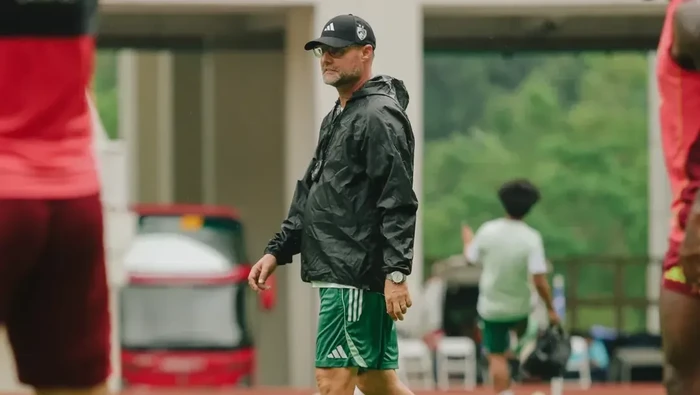 1762689260448-tomas-trucha-memimpin-latihan-psm-makassar-jelang-melawan-dewa-united-dalam-laga-super-league-20252026-1762663595999_169