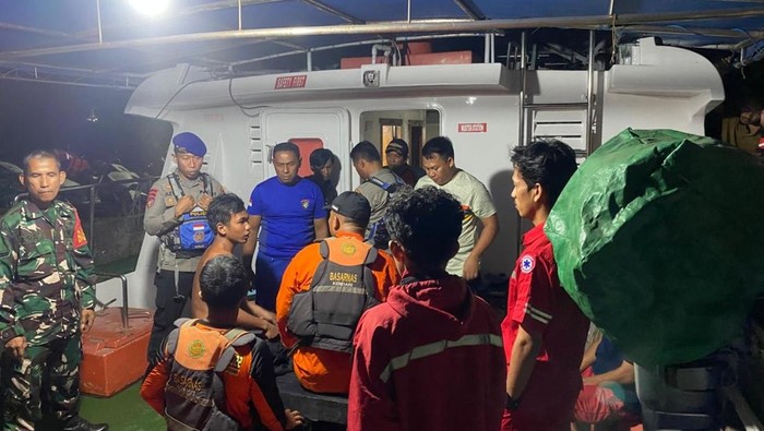 1762710644807-tim-sar-mengevakuasi-4-pemancing-ikan-yang-dihantam-ombak-di-kolaka-sedangkan-2-orang-lainnya-masih-dicari-1762698476270_169