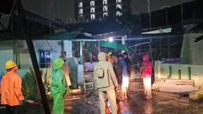 1762710789500-sebanyak-10-rumah-di-asrama-kesdam-mimun-iii-kota-makassar-rusak-diterjang-angin-kencang-1762696457048_169