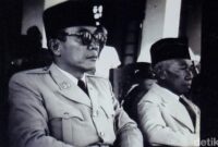 1762730909153-sultan-muhammad-salahuddin-saat-menyambut-kunjungan-presiden-soekarno-di-bima-pada-1950-foto-dok-pribadi-dae-dewi-1762676225974_169