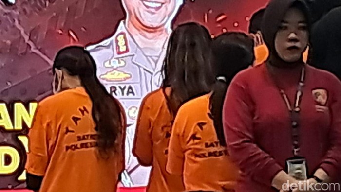 1762754298986-konferensi-pers-kasus-penculikan-bilqis-balita-hilang-di-taman-pakui-sayang-makassar-1762744026805_169