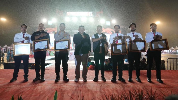 1762754404068-pemkot-makassar-membeikan-penghargaan-kepada-jajaran-jatanras-polrestabes-makassar-1762739050327_169