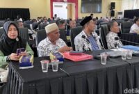 1762948520961-2-guru-sman-1-masamba-luwu-utara-abdul-muis-dan-rasnal-saat-rdp-bersama-komisi-d-dprd-sulsel-sahrul-alimdetiksulsel-1762938386252_169