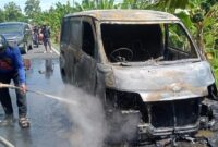 1762970639579-mobil-kas-bank-bni-hangus-terbakar-di-polman-1762947687614_169