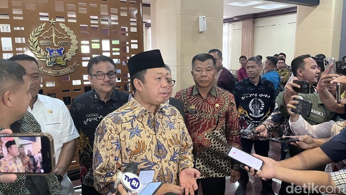 1763034799998-menteri-atrkepala-bpn-nusron-wahid-saat-memberikan-keterangan-terkait-kasus-sengketa-lahan-jk-1763021500963_169