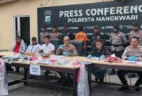 1763034827227-polresta-manowkari-menggelar-konferensi-pers-pembunuhan-istri-pegawai-pajak-di-manowkari-1762954573282_169