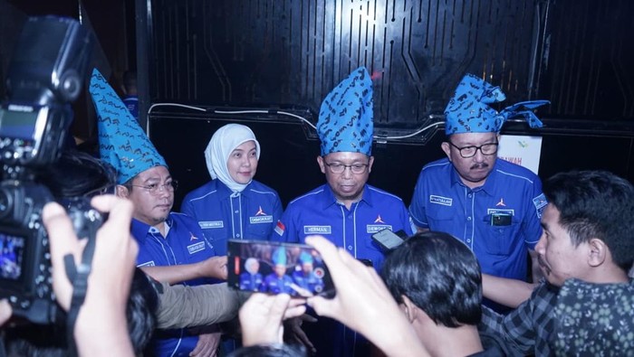 1763099881262-sekjen-dpp-partai-demokrat-herman-khaeron-tengah-1763090652558_169