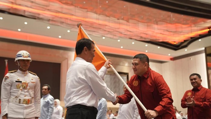 1763121231527-ketua-ika-unhas-amran-sulaiman-melantik-munafri-arifuddin-sebagai-ketua-ika-fh-unhas-1763103563226_169