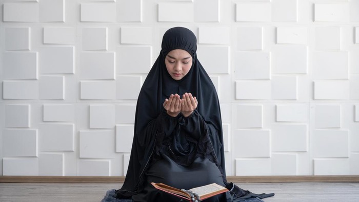 1763162807117-ilustrasi-wanita-muslim-berdoa_169